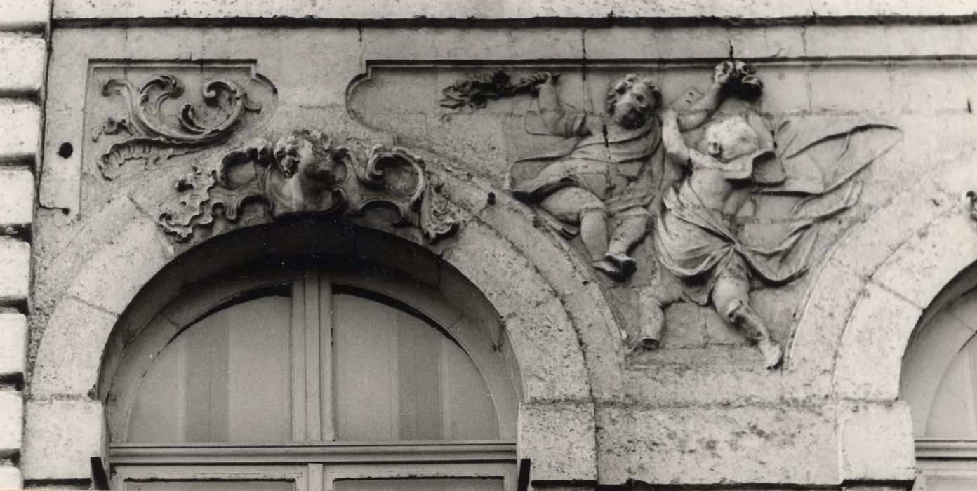 façade est, détail des décors sculptés