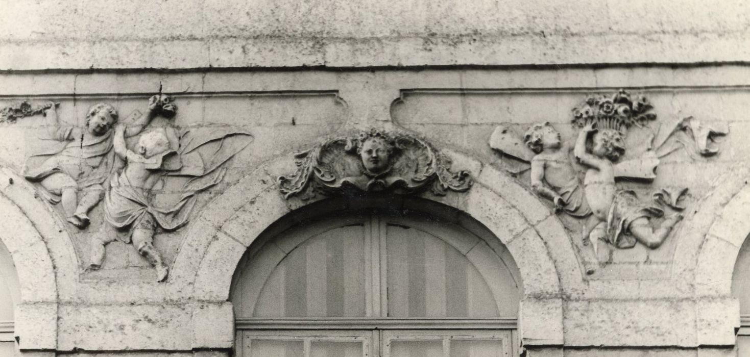 façade est, détail des décors sculptés