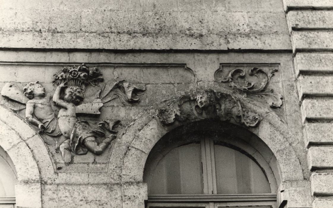 façade est, détail des décors sculptés