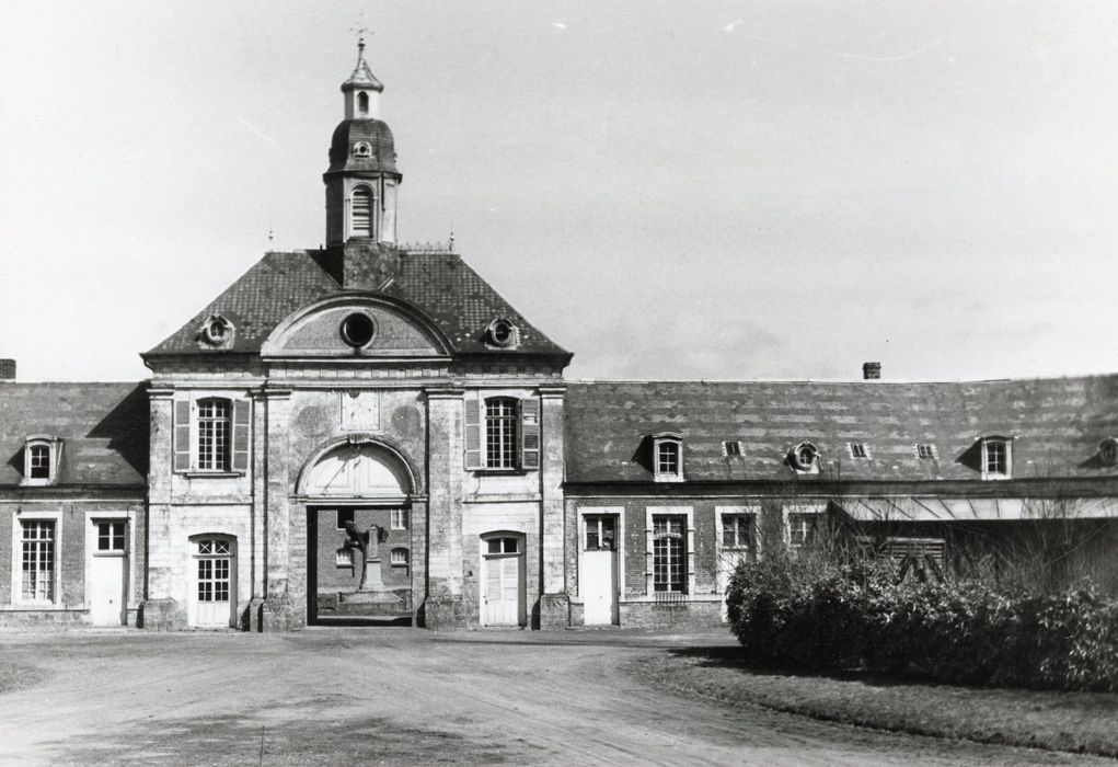 communs, porche d’accès à la cour d’honneur, façade sud-ouest