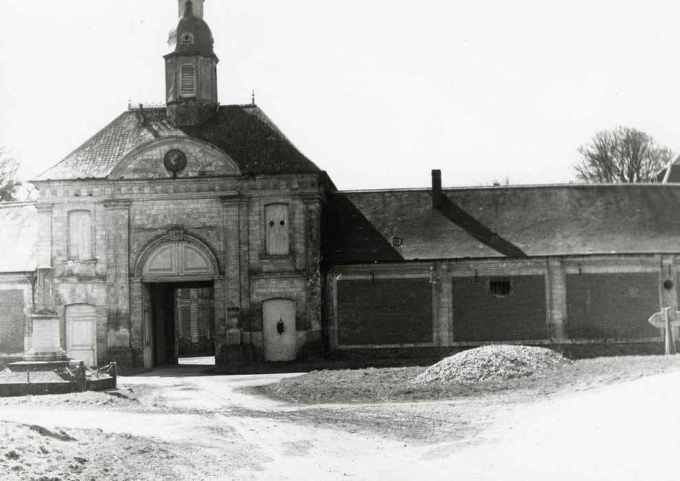 communs, porche d’accès à la cour d’honneur, façade nord-est