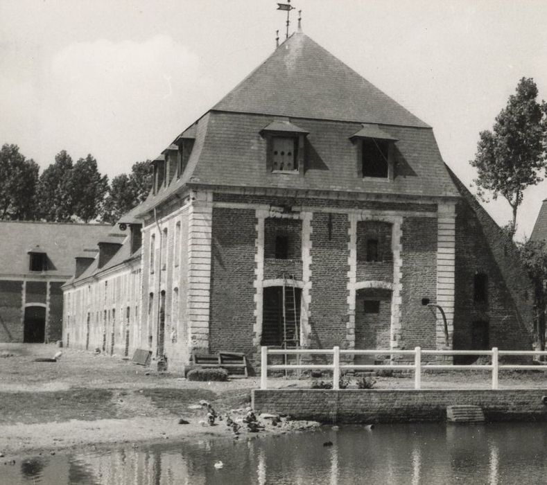 bâtiment situé au nord de la cour d’honneur, façade est