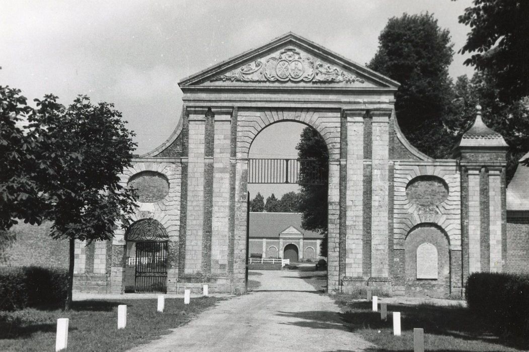 portail d’entrée monumental, élévation sud