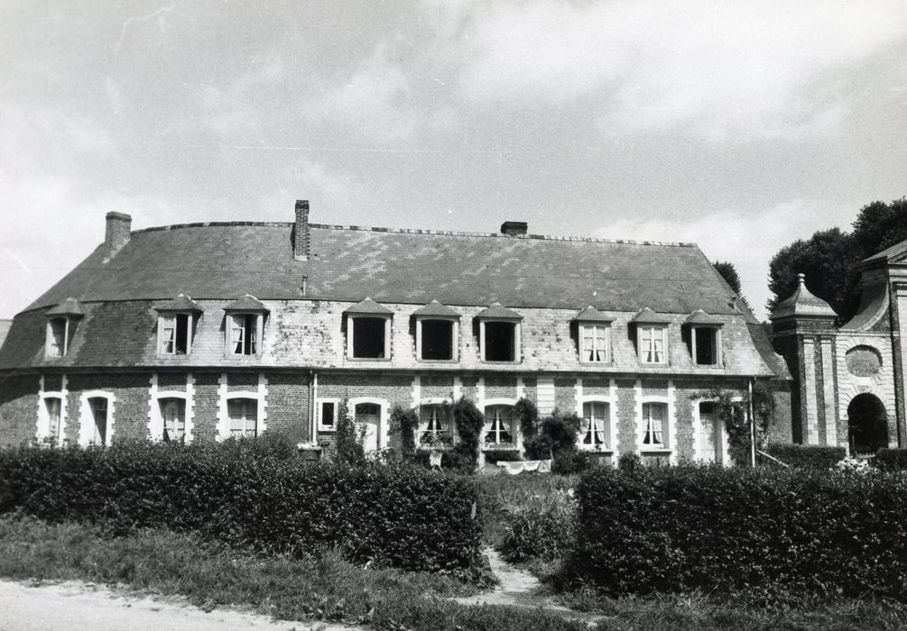 bâtiment situé à l’ouest du portail d’entrée, façade sud