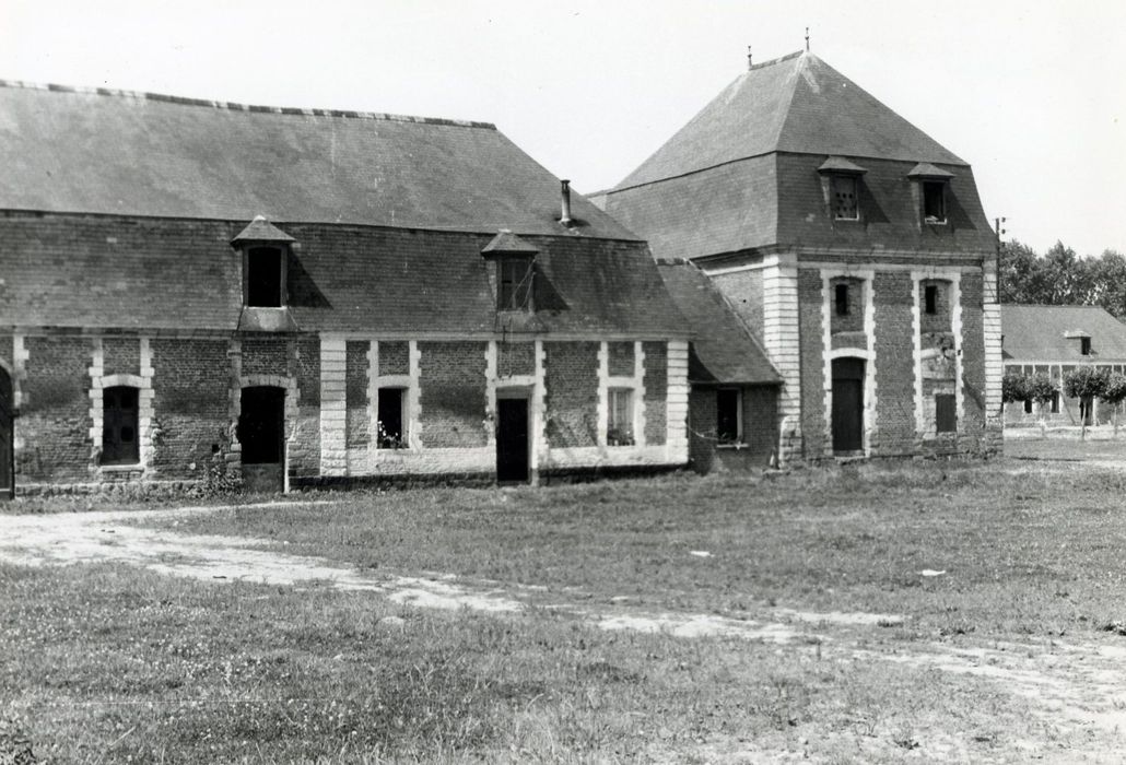 bâtiment situé à l’ouest de l’axe central, façade est, vue partielle