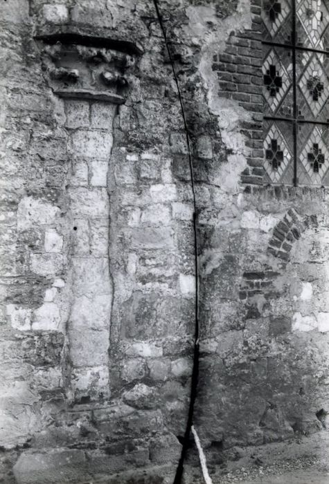 façade latérale nord, détail d’une colonne et de son chapiteau depuis l’extérieur