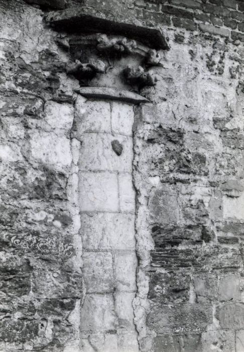 façade latérale nord, détail d’une colonne et de son chapiteau depuis l’extérieur