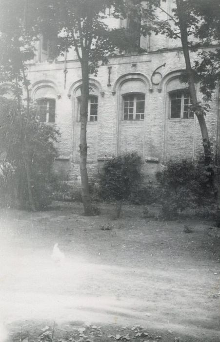 façade sur cour, vue partielle