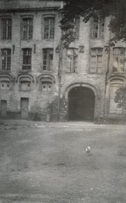 façade sur cour, vue partielle