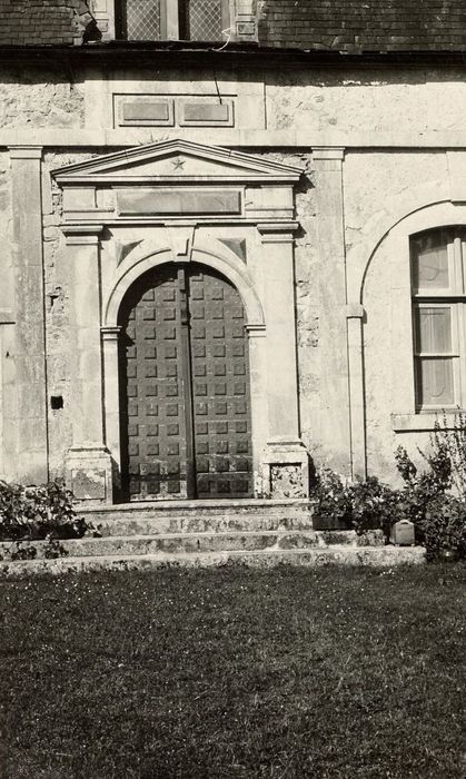 aile ouest, porte d’accès sur la cour d’honneur