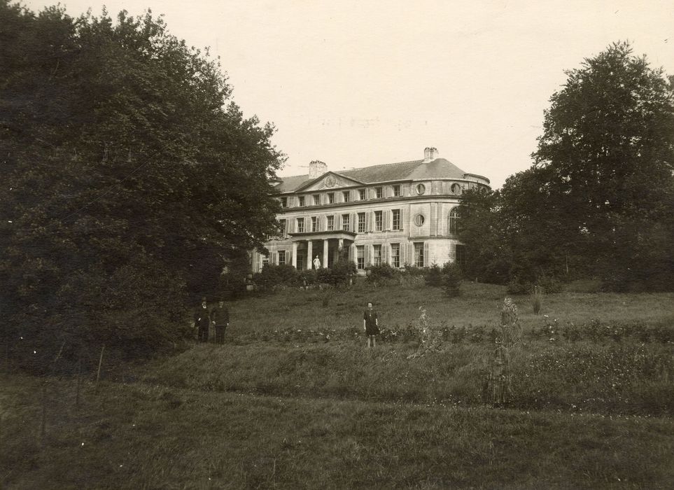 vue partielle du château dans son environnement depuis le Sud-Est