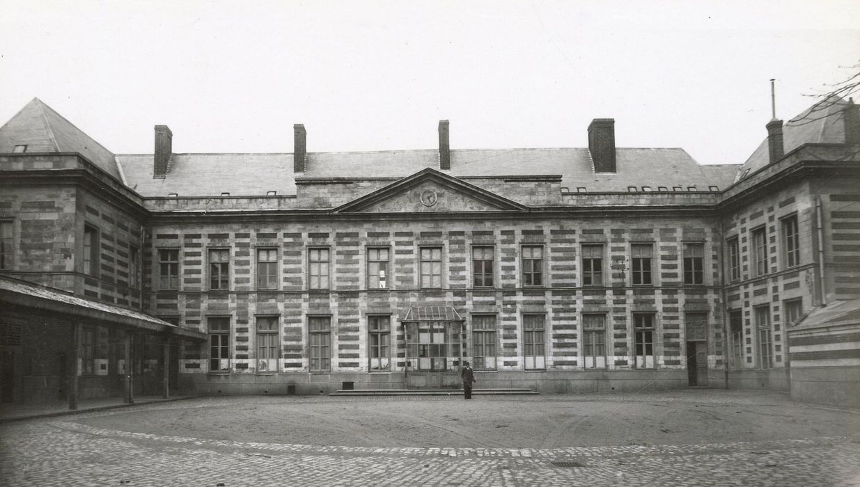 façade sud sur la cour d’honneur