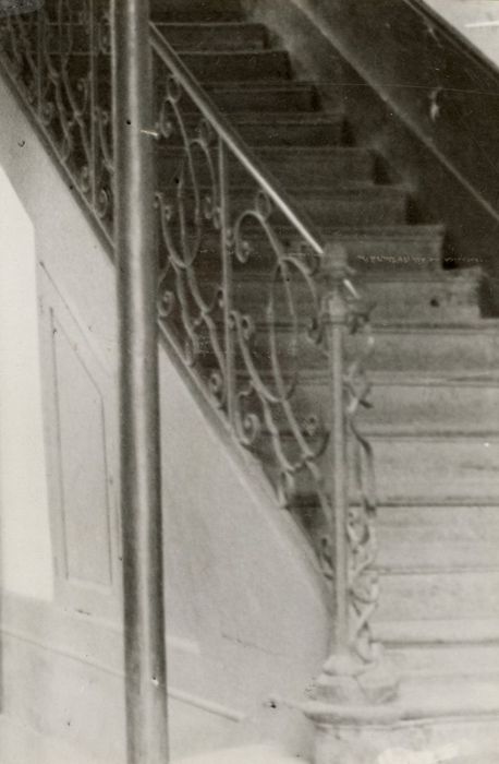 escalier, détail de la rampe en fer forgé
