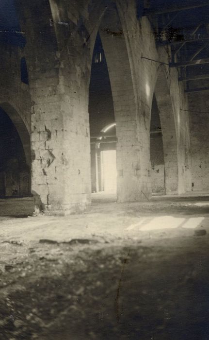 église, nef, vue partielle