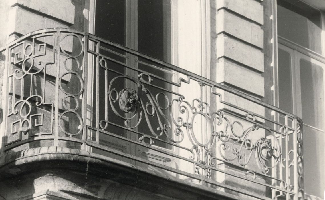 façade sud, détail du balcon du 1er niveau