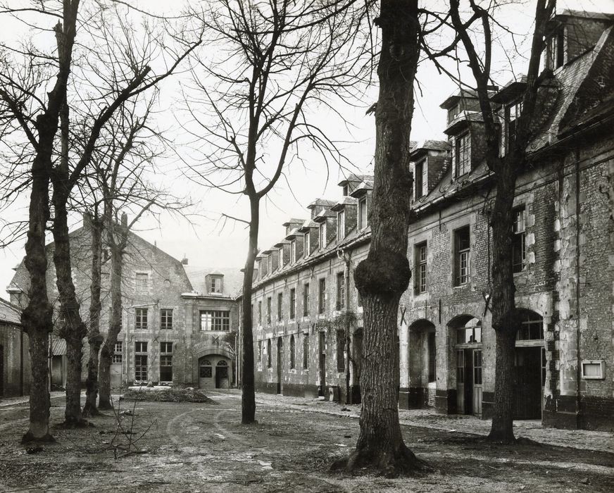 façades sud-est et nord-est sur cour