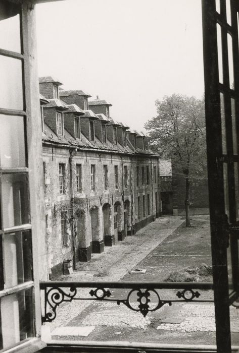 façade sud-est sur cour, vue partielle