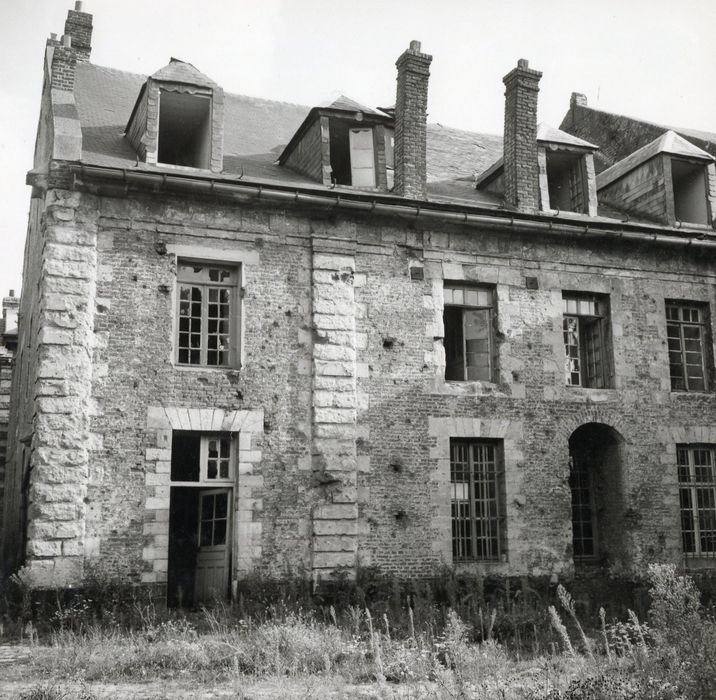 façade nord-ouest, vue partielle