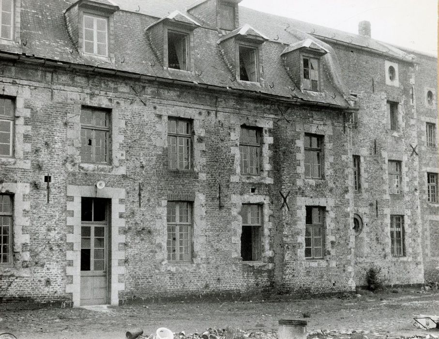 façade nord-ouest, vue partielle