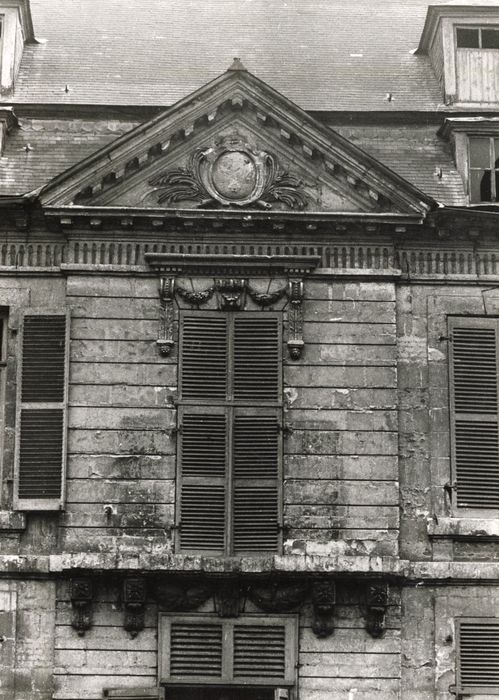 façade nord, travée centrale, vue partielle