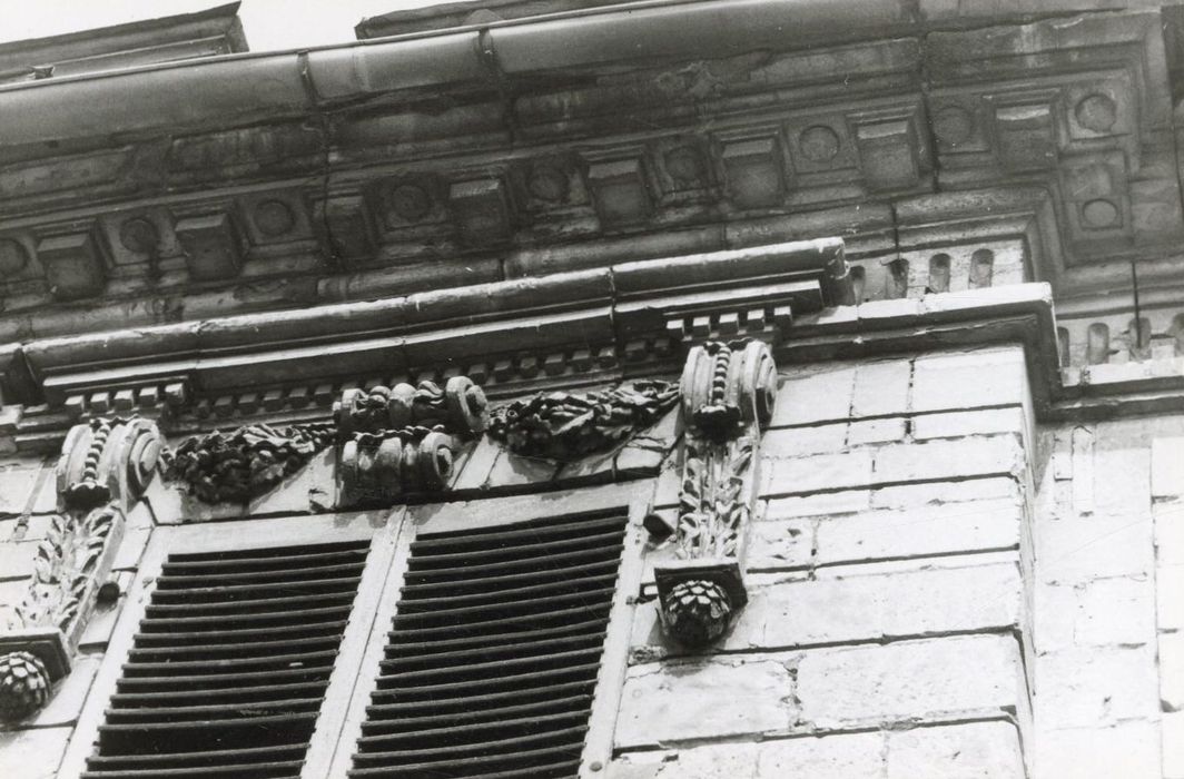 façade sud, détail des décors