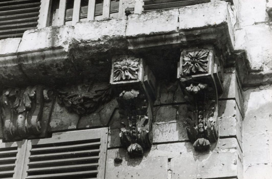 façade sud, détail des décors