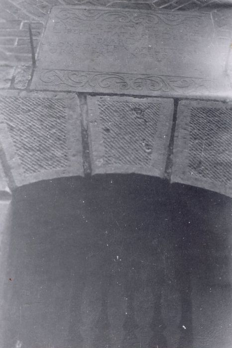 détail de la plaque dédicatoire surmontant la porte d’accès sud