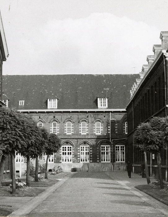 vue partielle des façades sur cour depuis la portail d’accès de la rue d’Havré