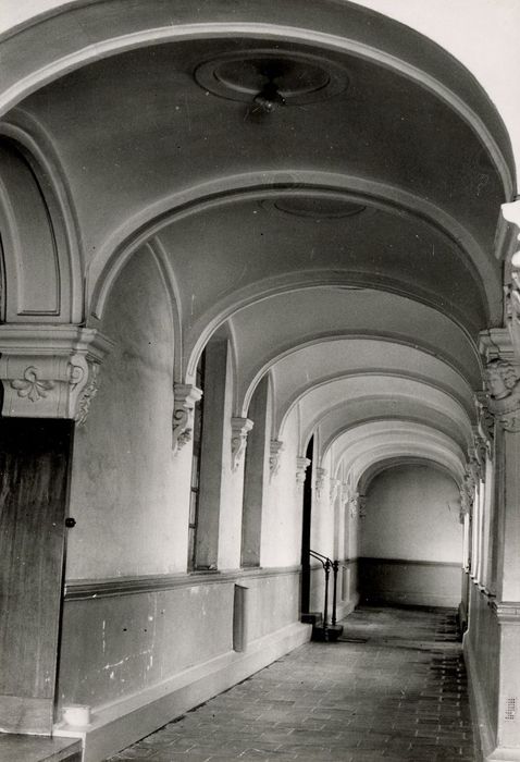 cloître, vue générale d’une galerie