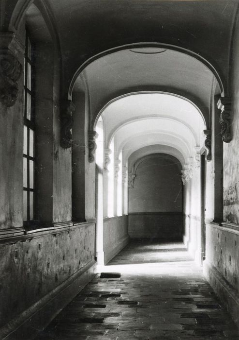 cloître, vue générale d’une galerie