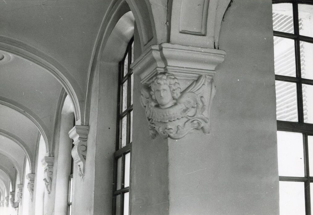 cloître, détail d’un chapiteau sculpté