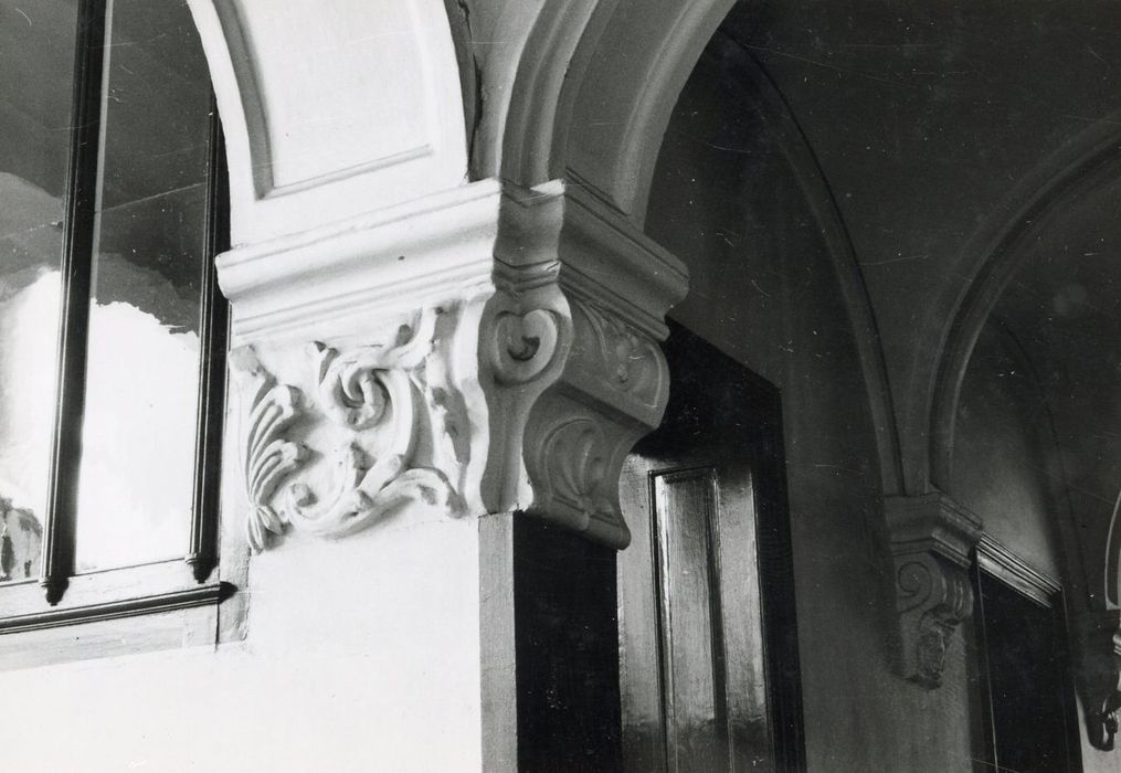 cloître, détail d’un chapiteau sculpté