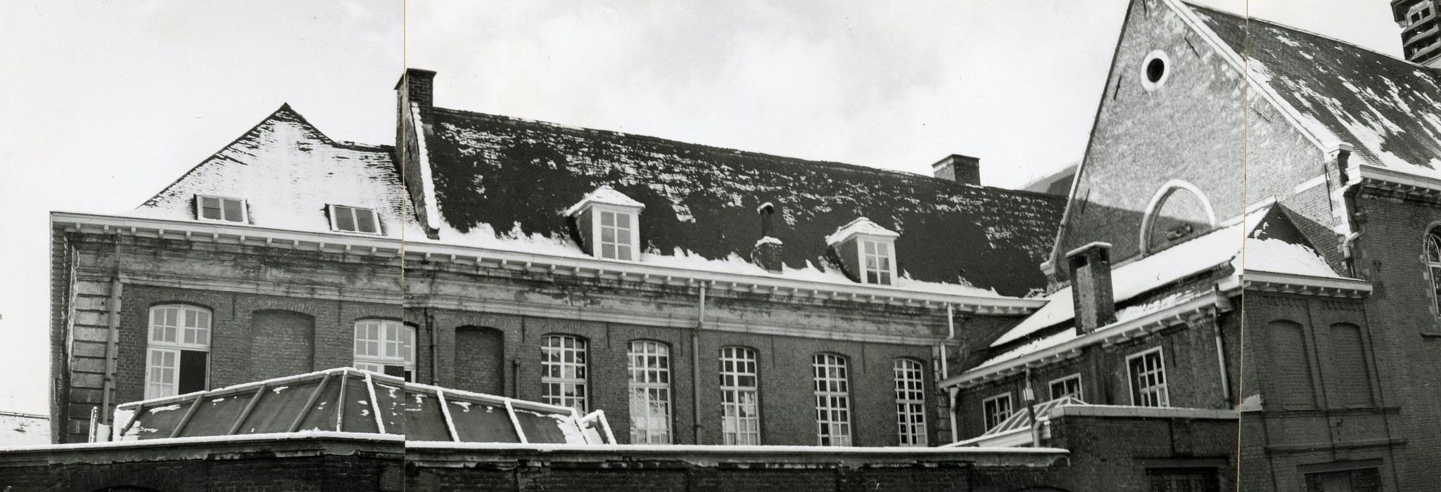 Façade du bâtiment du 18e siècle depuis la rue de Tournai, vue partielle