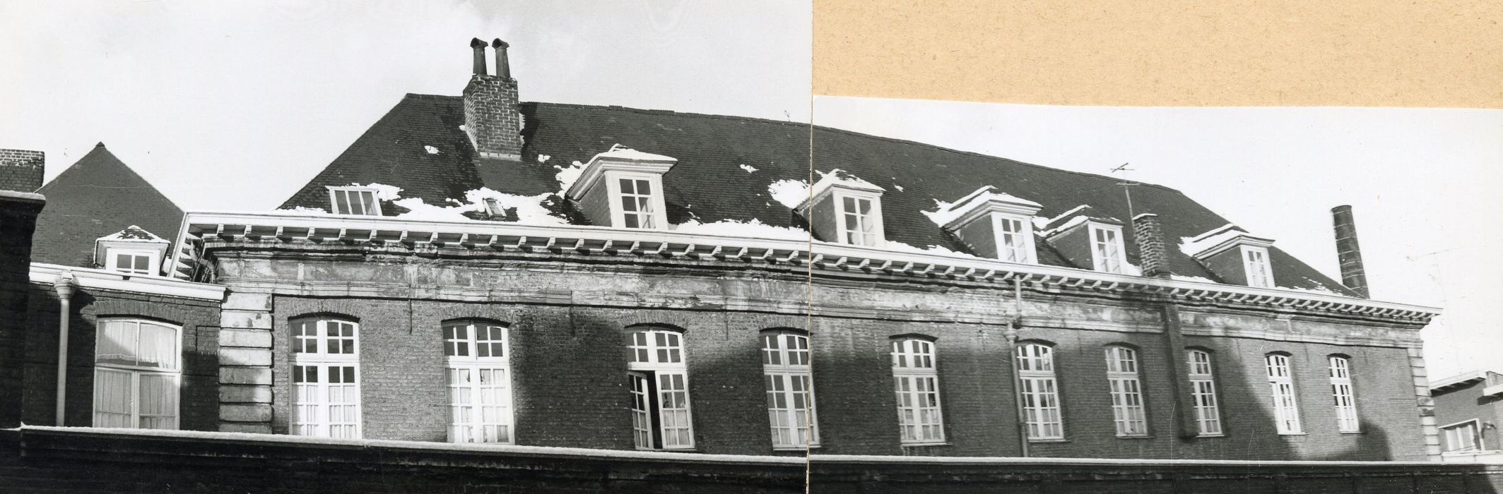 façade du bâtiment du 18e siècle depuis la rue de Roubaix, vue partielle