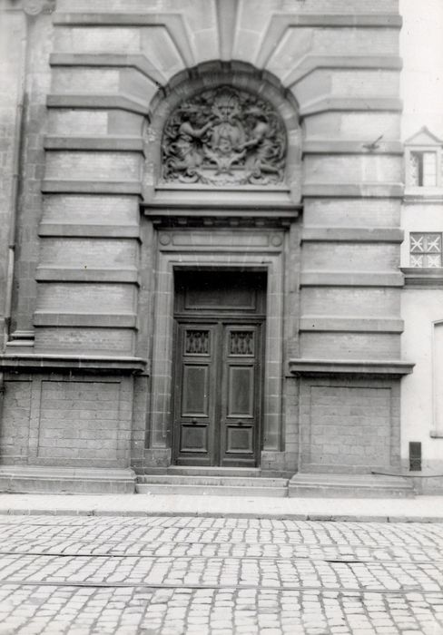 porte d’accès est à droite