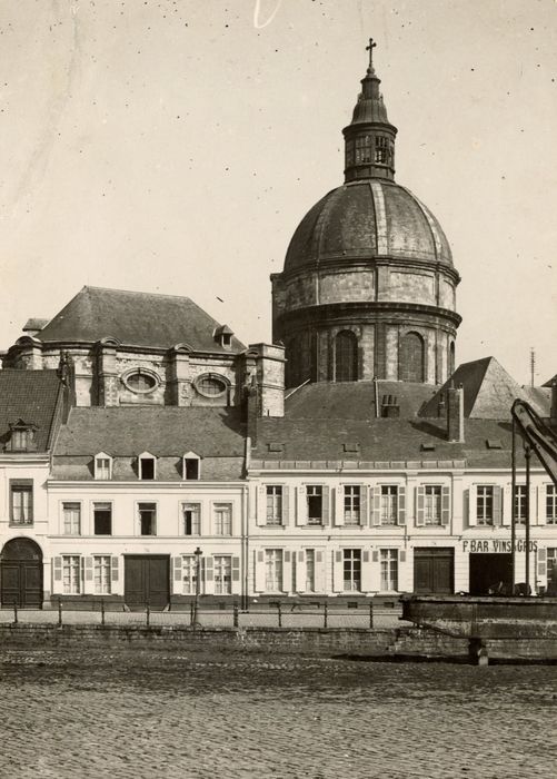 vue partielle de l’église dans son environnement depuis l’Ouest