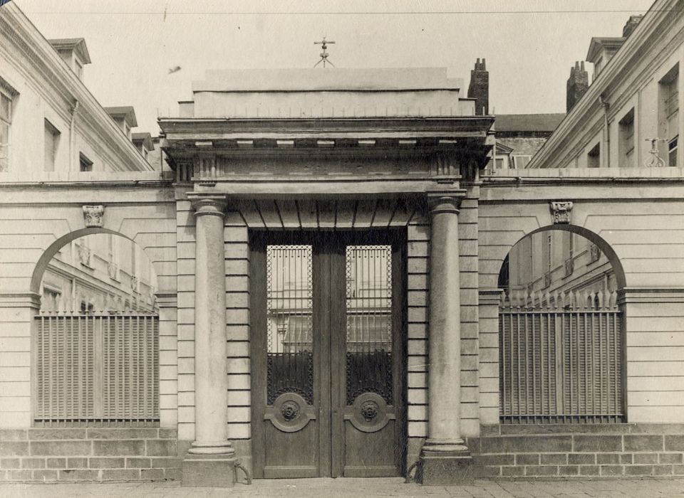 portail monumental d’accès sur rue à la cour d’honneur