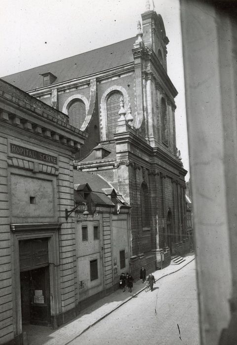 portail monumental d’accès sur rue