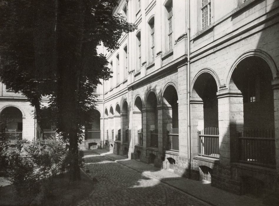 cour d’entrée, façade sud, vue partielle