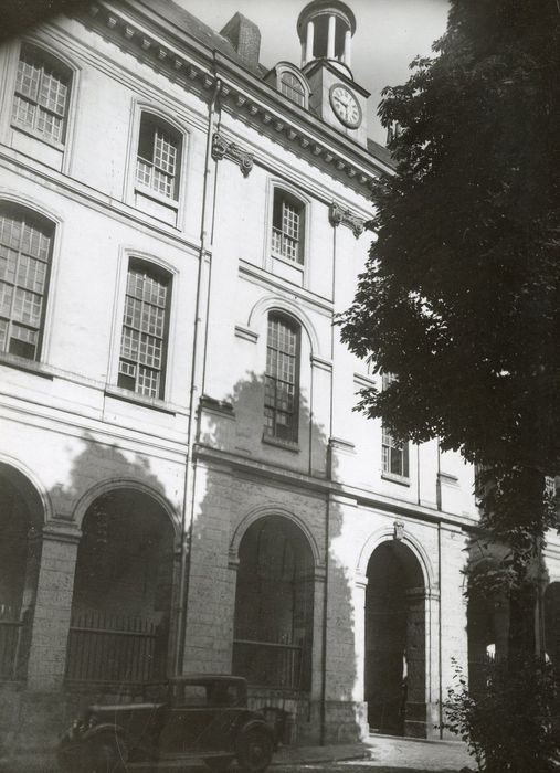 cour d’entrée, façade est, vue partielle