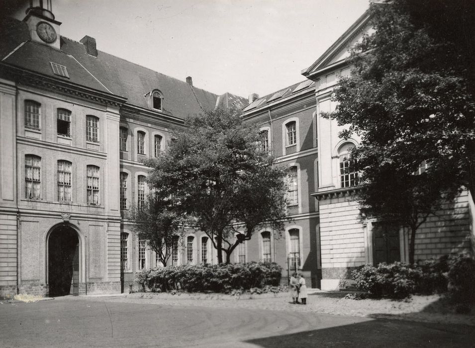 cour d’entrée, façades est et sud, vue partielle