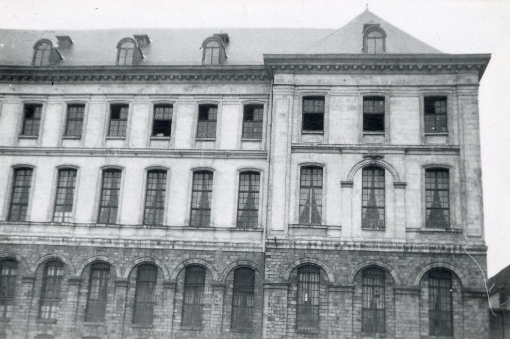 façade sur la quai, vue partielle