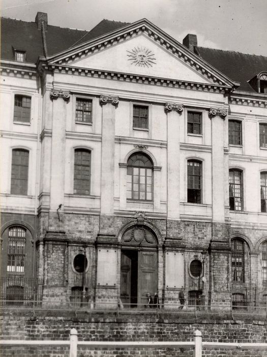 façade sur la quai, avant-corps central