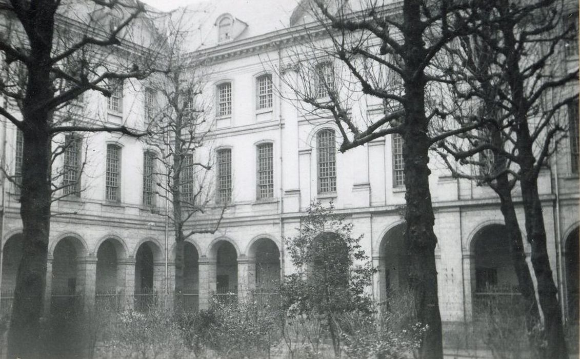 cour d’entrée, façades nord et est, vue partielle