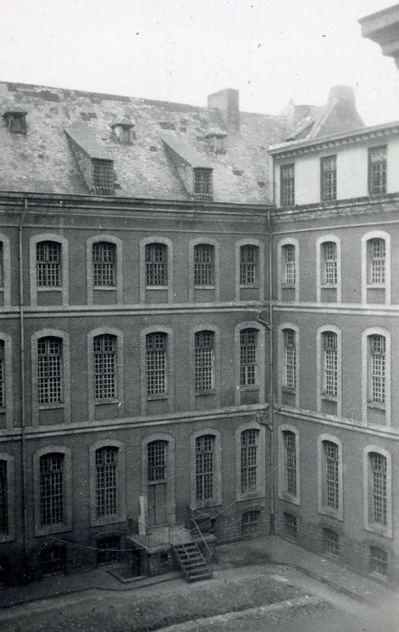 cour d’entrée, façades nord et ouest, vue partielle