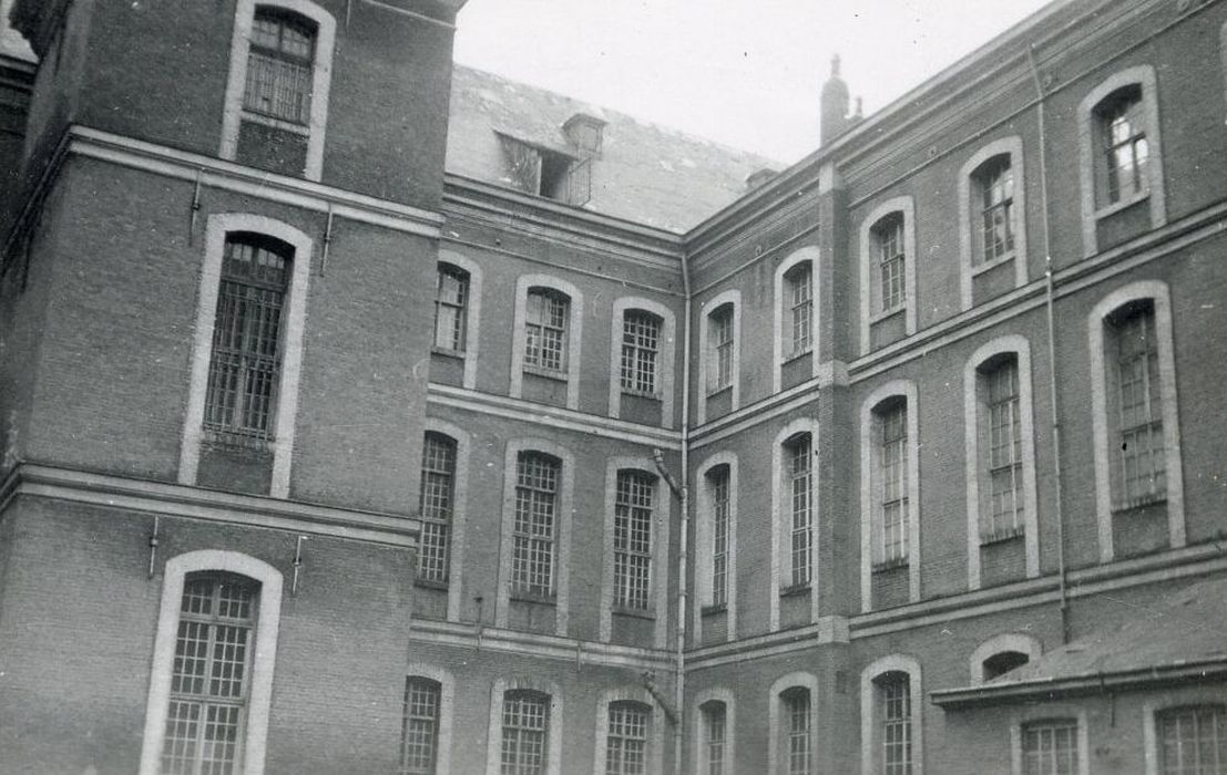 cour d’entrée, façades nord et est, vue partielle