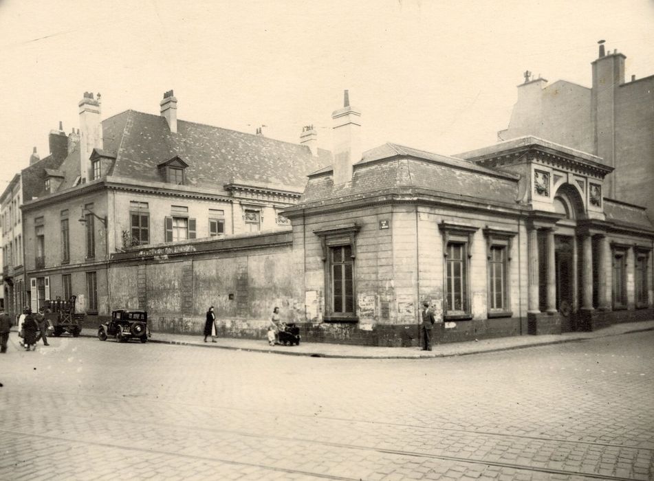 vue générale de l’hôtel depuis la rue