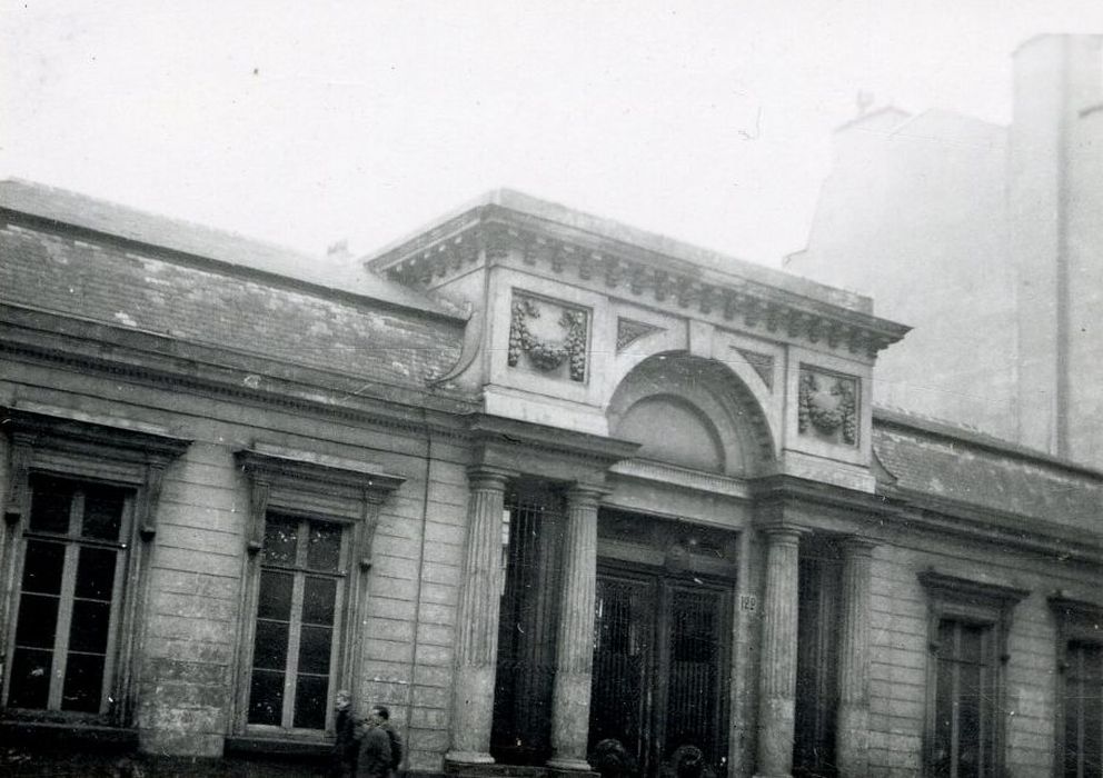 portail monumental d’accès sur rue à la cour d’honneur