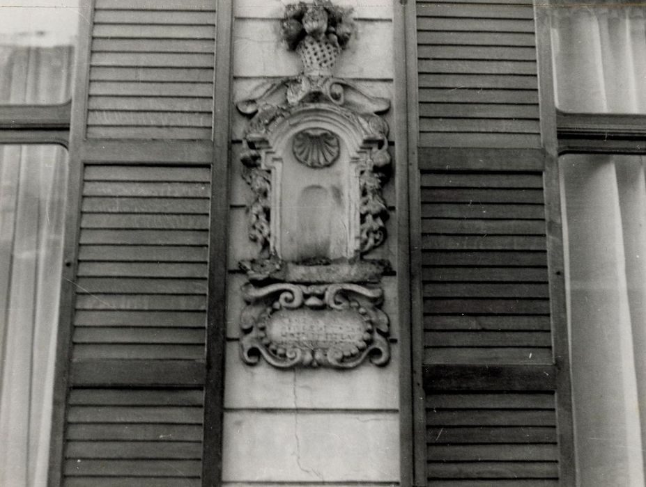 façade sur rue, détail de la niche