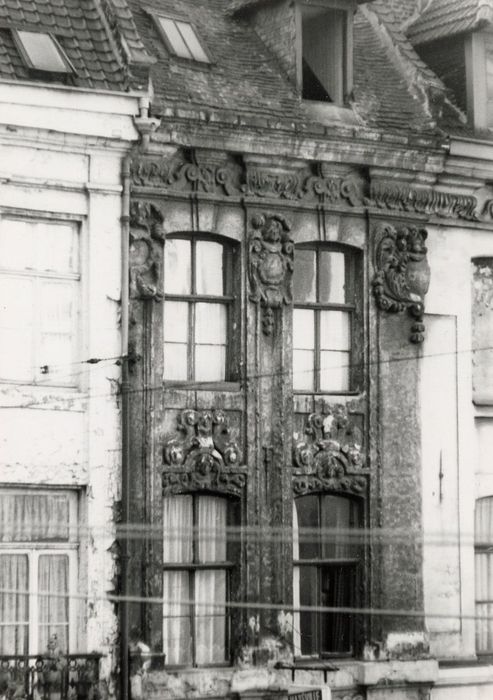 façade sur rue, vue partielle